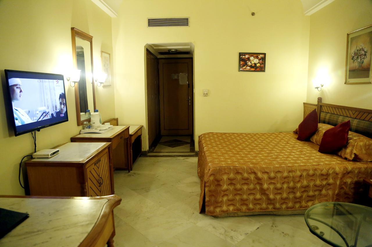 Leo Fort Hotel Jalandhar Exteriör bild